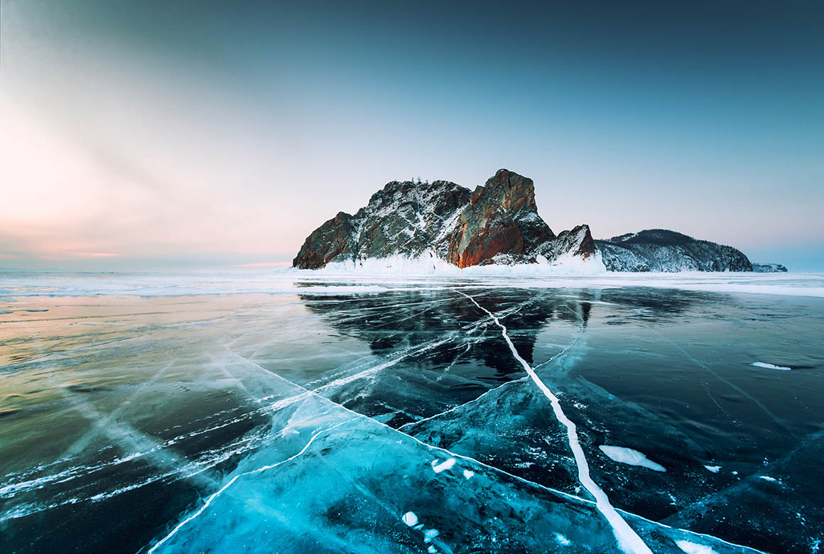 Достопримечательности озера Байкал зимой и весной: уникальный лед, активный отдых на льду